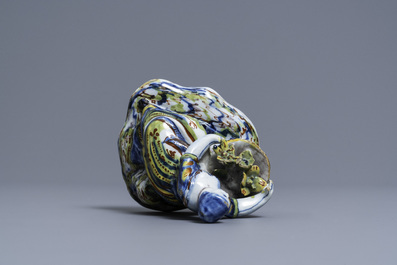 Une figure d'une marchande de fleurs en fa&iuml;ence de Delft polychrome, 18&egrave;me