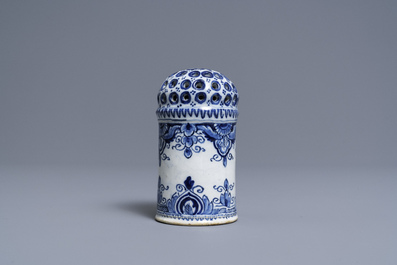 Een blauw-witte Delftse strooier, 18e eeuw