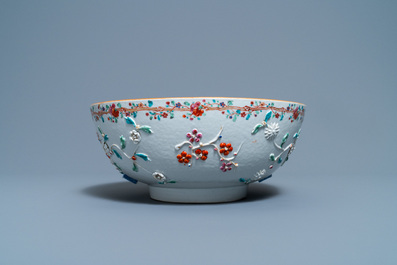 Een Chinese famille rose kom met floraal reli&euml;fdecor, Yongzheng/Qianlong