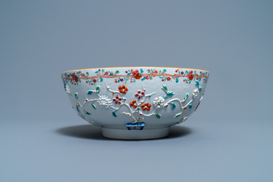 Een Chinese famille rose kom met floraal reli&euml;fdecor, Yongzheng/Qianlong