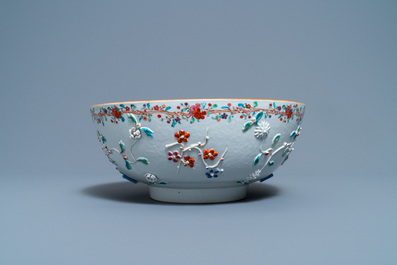 Een Chinese famille rose kom met floraal reli&euml;fdecor, Yongzheng/Qianlong