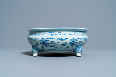 Un br&ucirc;le-parfum tripod en porcelaine de Chine en bleu et blanc, Ming