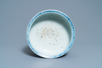 Un br&ucirc;le-parfum tripod en porcelaine de Chine en bleu et blanc, Ming