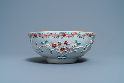 Een Chinese famille rose kom met floraal reli&euml;fdecor, Yongzheng/Qianlong