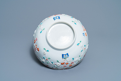 Een Chinese famille rose kom met floraal reli&euml;fdecor, Yongzheng/Qianlong