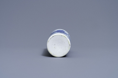 Een Chinese blauw-witte rouleau vaas met een figuur in een landschap, Transitie periode