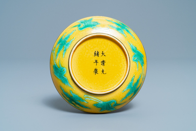 Une coupe en porcelaine de Chine &agrave; d&eacute;cor de dragons sur fond jaune, marque et &eacute;poque de Guangxu