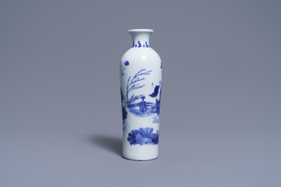 Een Chinese blauw-witte rouleau vaas met een figuur in een landschap, Transitie periode