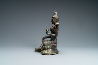 Een Sino-Tibetaanse vergulde figuur van Tara, 19e eeuw