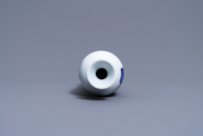 Een Chinese blauw-witte rouleau vaas met een figuur in een landschap, Transitie periode