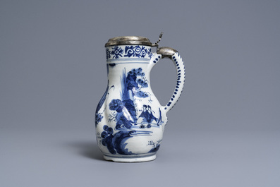 Een getorste blauw-witte Delftse chinoiserie kan met zilveren deksel, 17e eeuw