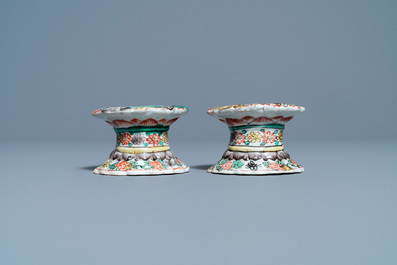 Een paar Chinese famille verte zoutvaten, Kangxi