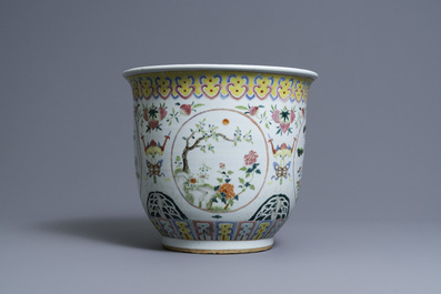 Een Chinese famille rose jardini&egrave;re, 19e eeuw