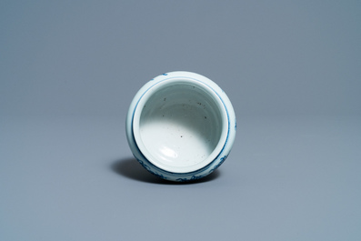 Een Chinese blauw-witte stem cup met floraal decor, Kangxi/Yongzheng