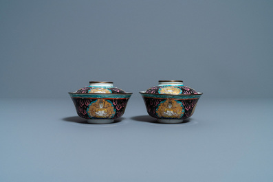 A pair of Chinese Thai market Bencharong bowls and covers, 20th C.