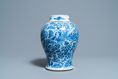Een Chinese blauw-witte 'feniksen' vaas, Kangxi