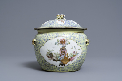 Een diverse collectie Chinees famille rose en blauw-wit porselein, 19/20e eeuw