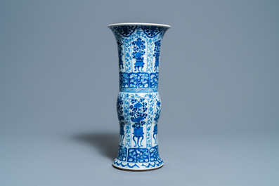 Un vase de forme 'gu' en porcelaine de Chine en bleu et blanc, Kangxi