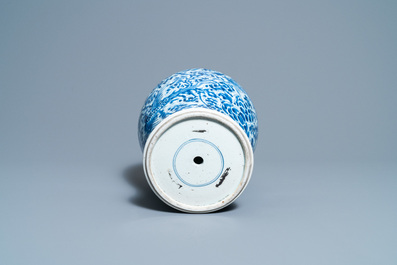 Een Chinese blauw-witte 'feniksen' vaas, Kangxi