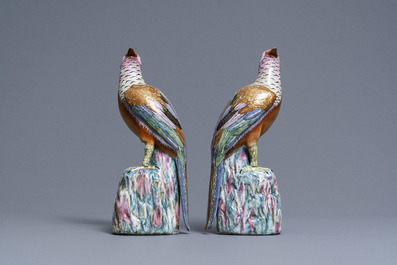 Une paire de mod&egrave;les de faisans en porcelaine de Chine famille rose, Qianlong