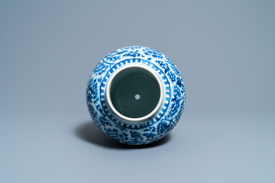 Een Chinese blauw-witte 'feniksen' vaas, Kangxi
