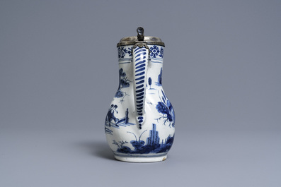 Een getorste blauw-witte Delftse chinoiserie kan met zilveren deksel, 17e eeuw