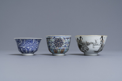 Een diverse collectie Chinees famille rose en blauw-wit porselein, 19/20e eeuw