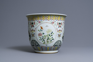 Een Chinese famille rose jardini&egrave;re, 19e eeuw