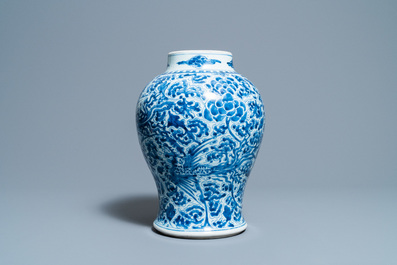 Een Chinese blauw-witte 'feniksen' vaas, Kangxi