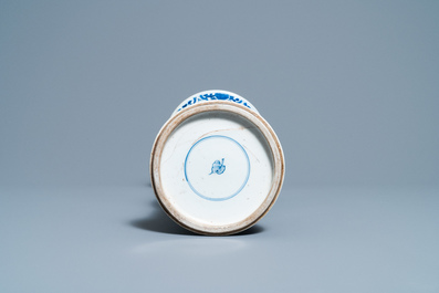 Un vase de forme 'gu' en porcelaine de Chine en bleu et blanc, Kangxi