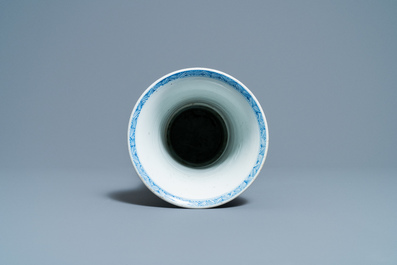 Un vase de forme 'gu' en porcelaine de Chine en bleu et blanc, Kangxi