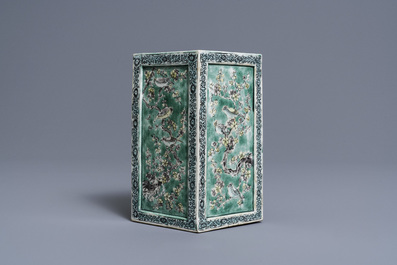 Een vierkante Chinese verte biscuit penselenbeker, Kangxi