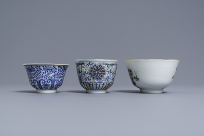 Een diverse collectie Chinees famille rose en blauw-wit porselein, 19/20e eeuw