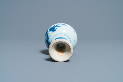 Een Chinese blauw-witte stem cup met floraal decor, Kangxi/Yongzheng