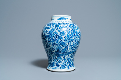 Een Chinese blauw-witte 'feniksen' vaas, Kangxi