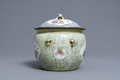 Een diverse collectie Chinees famille rose en blauw-wit porselein, 19/20e eeuw
