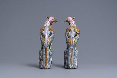 Une paire de mod&egrave;les de faisans en porcelaine de Chine famille rose, Qianlong