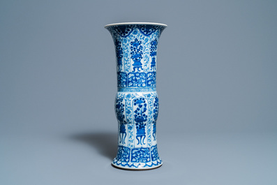 Un vase de forme 'gu' en porcelaine de Chine en bleu et blanc, Kangxi