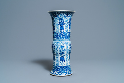 Un vase de forme 'gu' en porcelaine de Chine en bleu et blanc, Kangxi