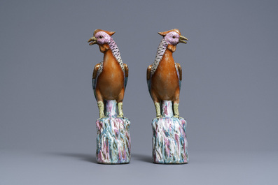 Une paire de mod&egrave;les de faisans en porcelaine de Chine famille rose, Qianlong