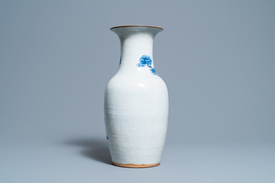 Een Chinese blauw-witte en koperrode vaas met herten en een kraanvogel, 19e eeuw