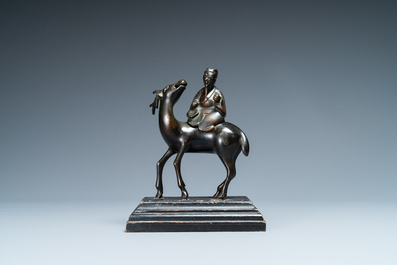 Un br&ucirc;le-parfum figurant un lettr&eacute; sur cerf en bronze, Chine, d&eacute;but de la dynastie Qing