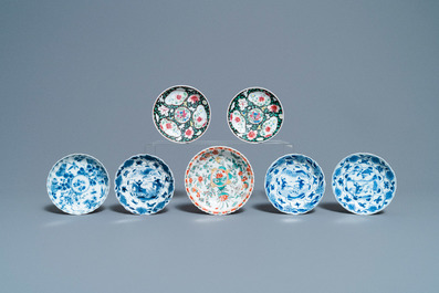 Dertien Chinese blauw-witte, famille rose en famille verte koppen en schotels, Kangxi/Qianlong