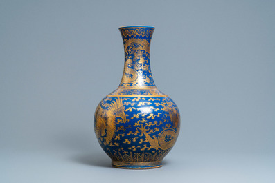 Un grand vase bouteille en porcelaine de Chine bleu monochrome &agrave; d&eacute;cor dor&eacute; de dragons et ph&eacute;nix, marque et &eacute;poque de Guangxu