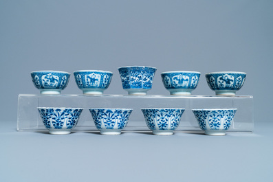 18 Chinese blauw-witte schotels en 17 koppen, Kangxi en later