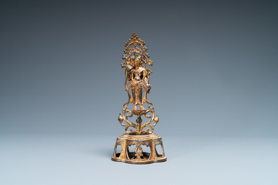 Une figure de Bouddha debout en bronze dor&eacute;, probablement dynastie Wei du Nord