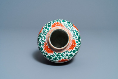 A Chinese famille verte dish and a wucai jar, Kangxi and Transitional period