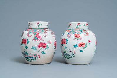 Een paar Chinese famille rose dekselpotten met floraal decor, Qianlong