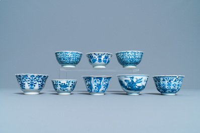 18 Chinese blauw-witte schotels en 17 koppen, Kangxi en later