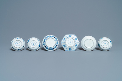 Dertien Chinese blauw-witte, famille rose en famille verte koppen en schotels, Kangxi/Qianlong